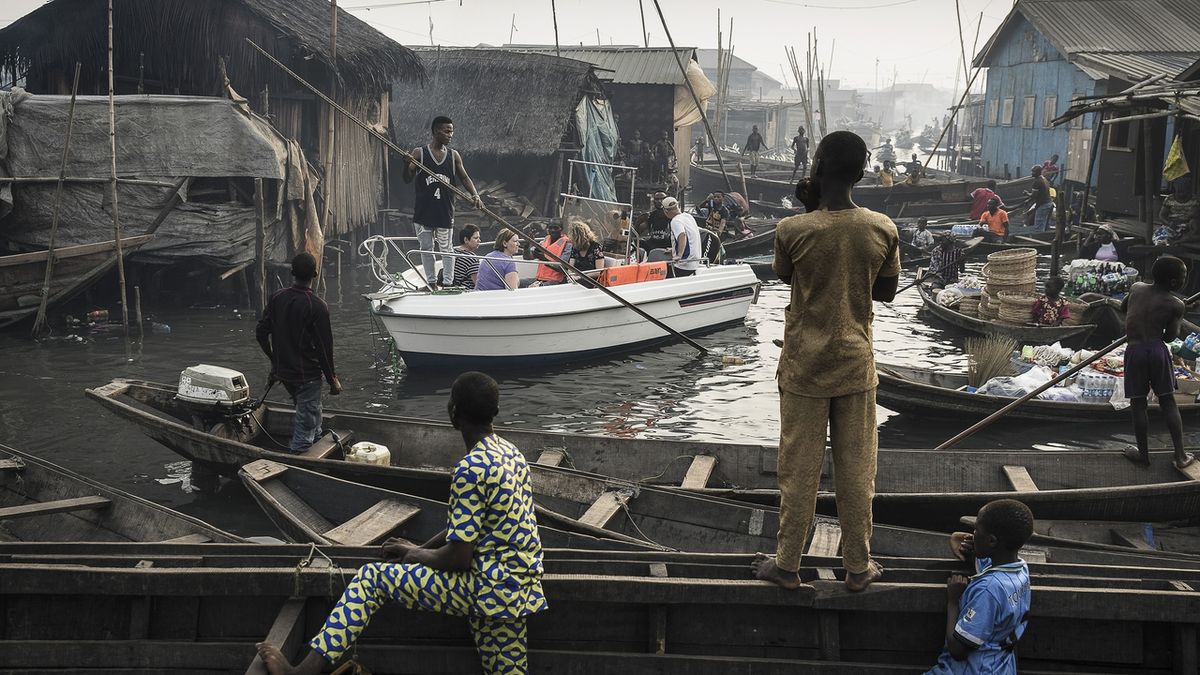 První místo v kategorii Současné problémy. Autor Jesco Dentel pro Laif. Na snímku jsou převáženi turisté v Lagosu ve vesnici Makoko
