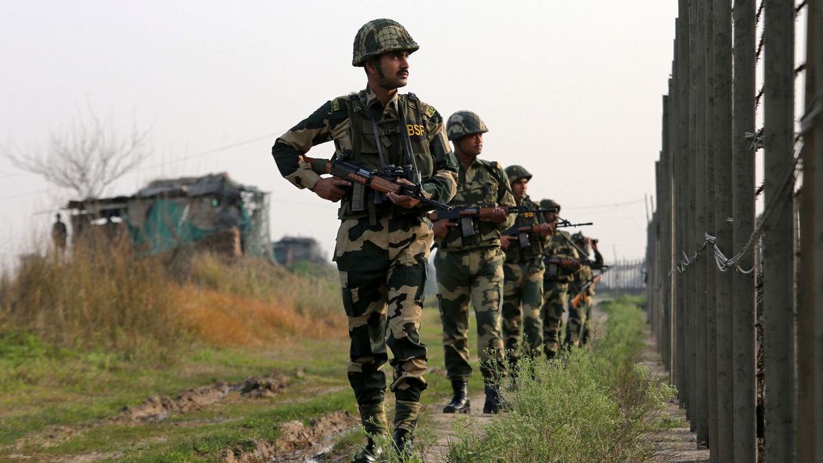 Vojáci indické armády hlídkují na hranicích s Pákistánem.