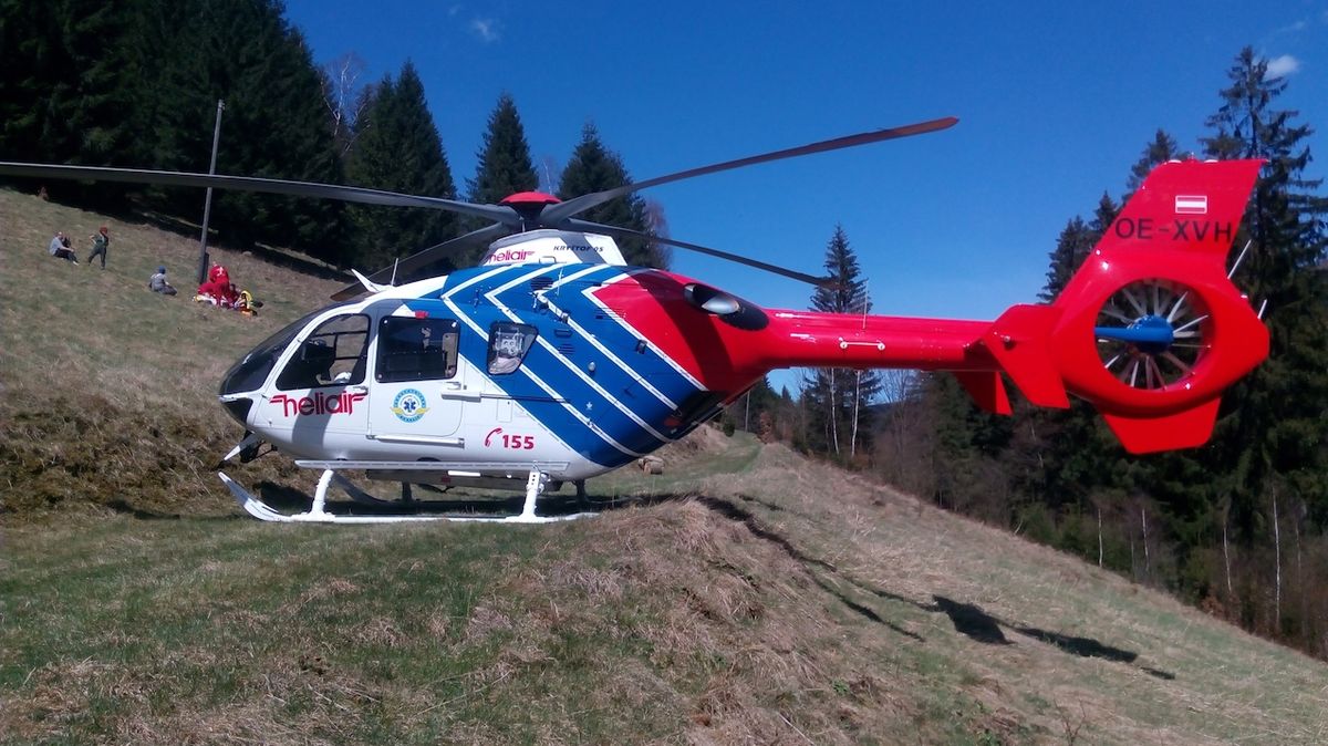 Zranění byli letecky přepraveni do Fakultní nemocnice Ostrava.