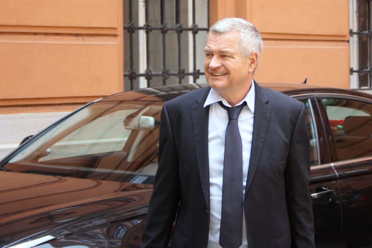 Zdeněk Zemek odchází po svém výslechu od soudu.