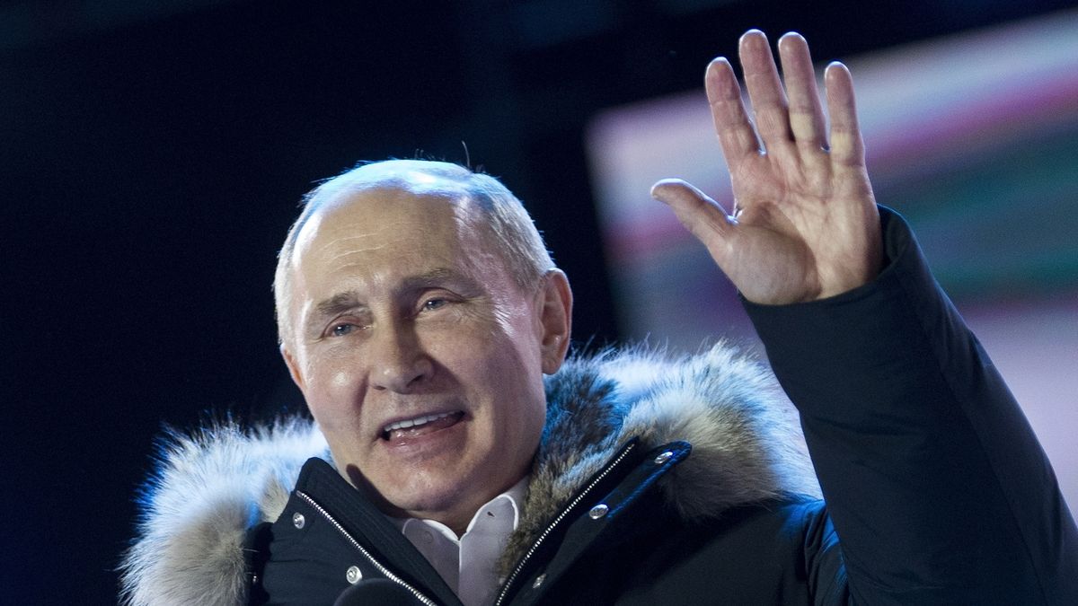 Po čtvrté zvolený ruský prezident Vladimir Putin zdraví své příznivce