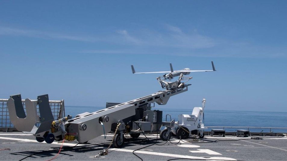 Start dronu Scan Eagle z americké lodě USNS Spearhead. Tyto drony má k dispozici i česká armáda.