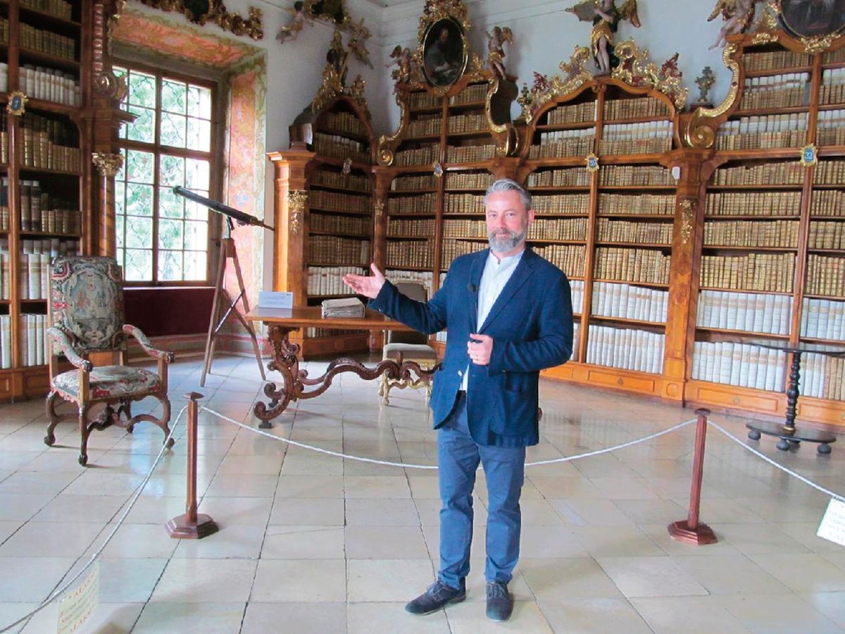 Jiří Franc v knihovně, která je chloubou kláštera.
