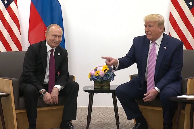 Trump žertuje s Putinem a hrozí mu ukazovákem