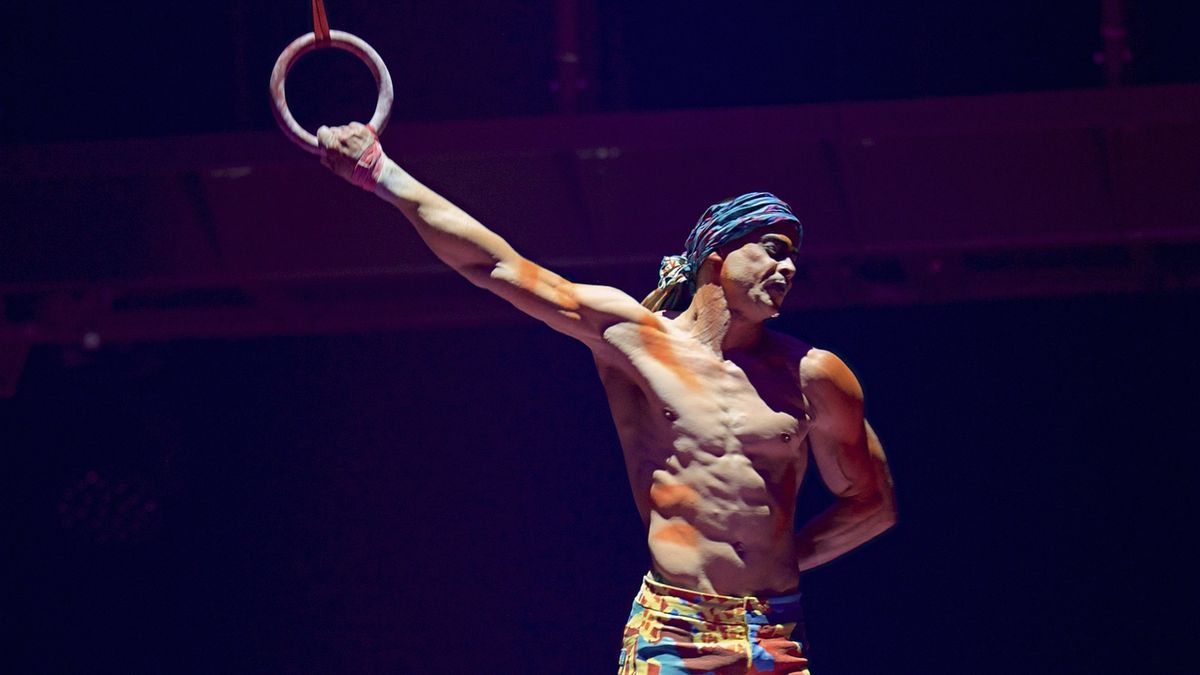 Akrobat Yann Arnaud na archivním snímku z představení Cirque du Soleil v Torontu.