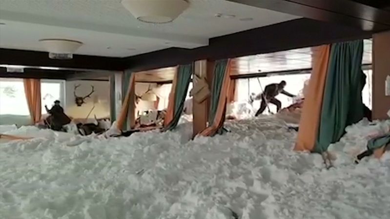 BEZ KOMENTÁŘE: Z rakouského hotelu zavaleného lavinou odklízejí sníh