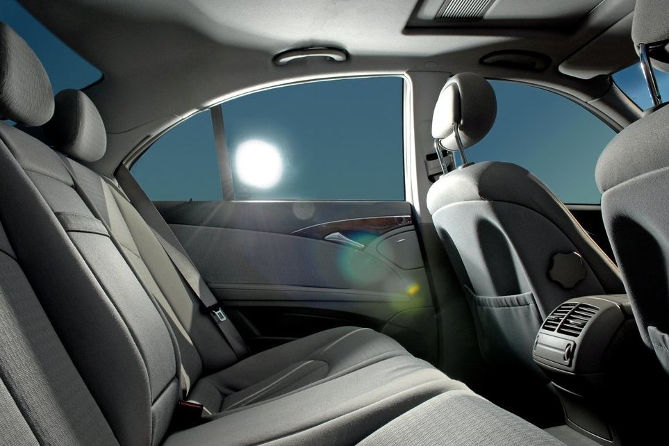 Prodejci fólií na okna aut inzerují, že taková úprava dokáže snížit tepelnou propustnost oken. (Ilustrační foto)