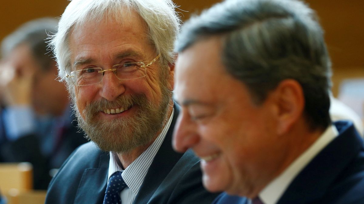 Vpravo guvernér ECB Mario Draghi, vlevo člen rady Peter Praet