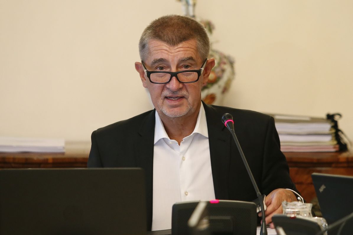 Premiér Andrej Babiš během schůze vlády.