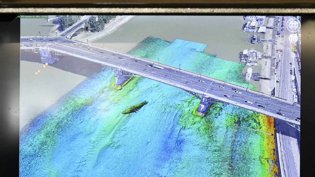 Fotomontáž s využitím záběru ze sonaru o potopené lodi v Budapešti