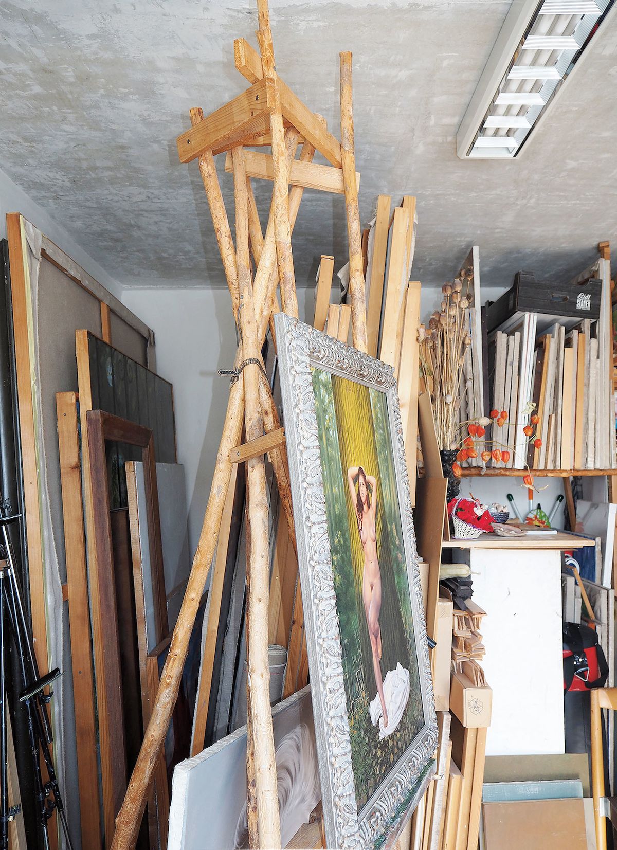 V jednom ze dvou pokojů panelového bytu je malířský ateliér s vlastnoručně vyrobeným stojanem na obrazy.