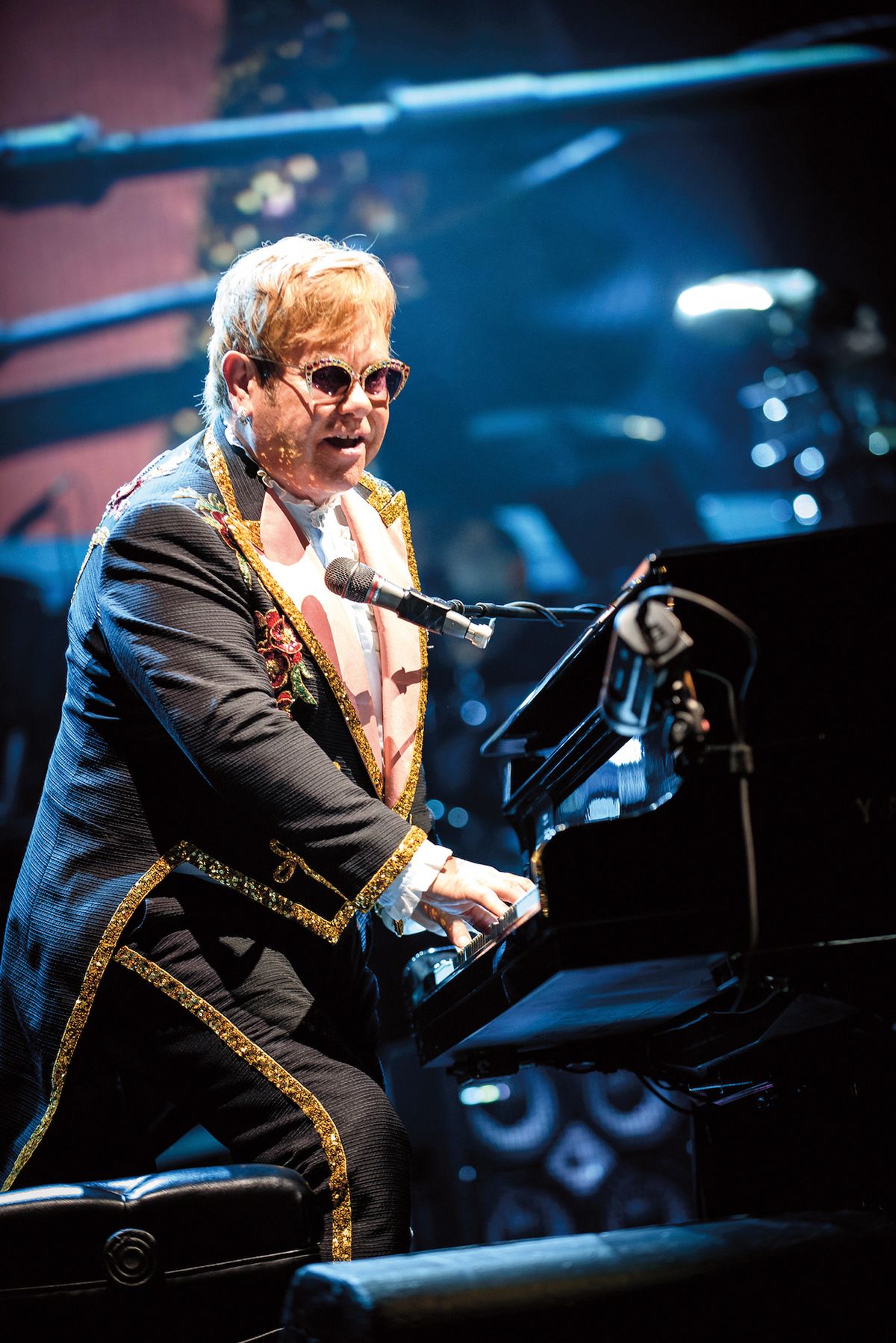 Britský zpěvák a skladatel Elton John odkáže část svého majetku nadaci pro boj s AIDS, kterou založil roku 1992.