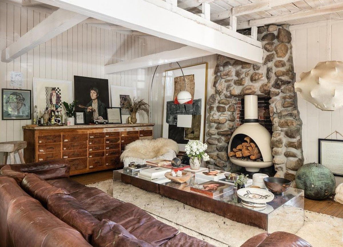 V interiéru chaty se doplňují uměle patinované kusy nábytku s těmi, které jsou skutečně staré.
