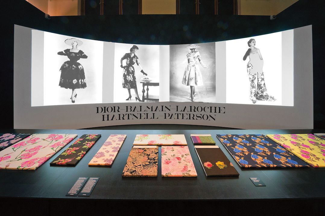 Květinové desény firmy Ascher zaujaly Christiana Diora a řadu dalších módních domů.