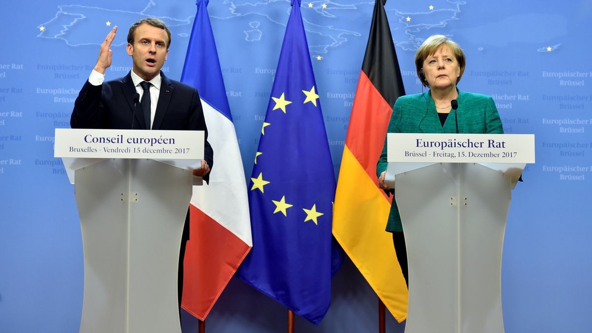 Stáhněte vojsko od hranic s Ukrajinou, vyzvali Rusko Macron a Merkelová