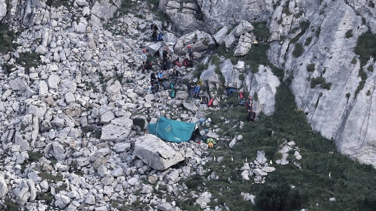 Tábor záchranářů u Velké sněžné jeskyně v polských Tatrách 