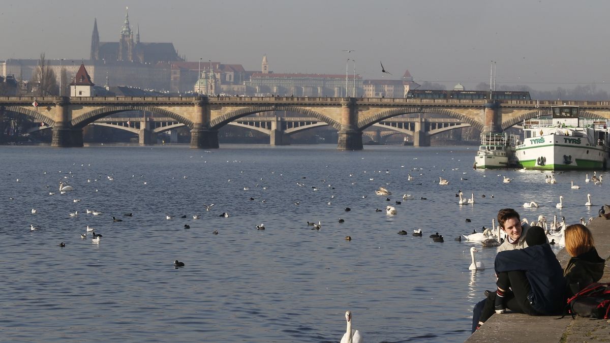 Devět z deseti vzorků vody z řek Vltavy a Labe obsahuje mikroplasty. Ilustrační foto