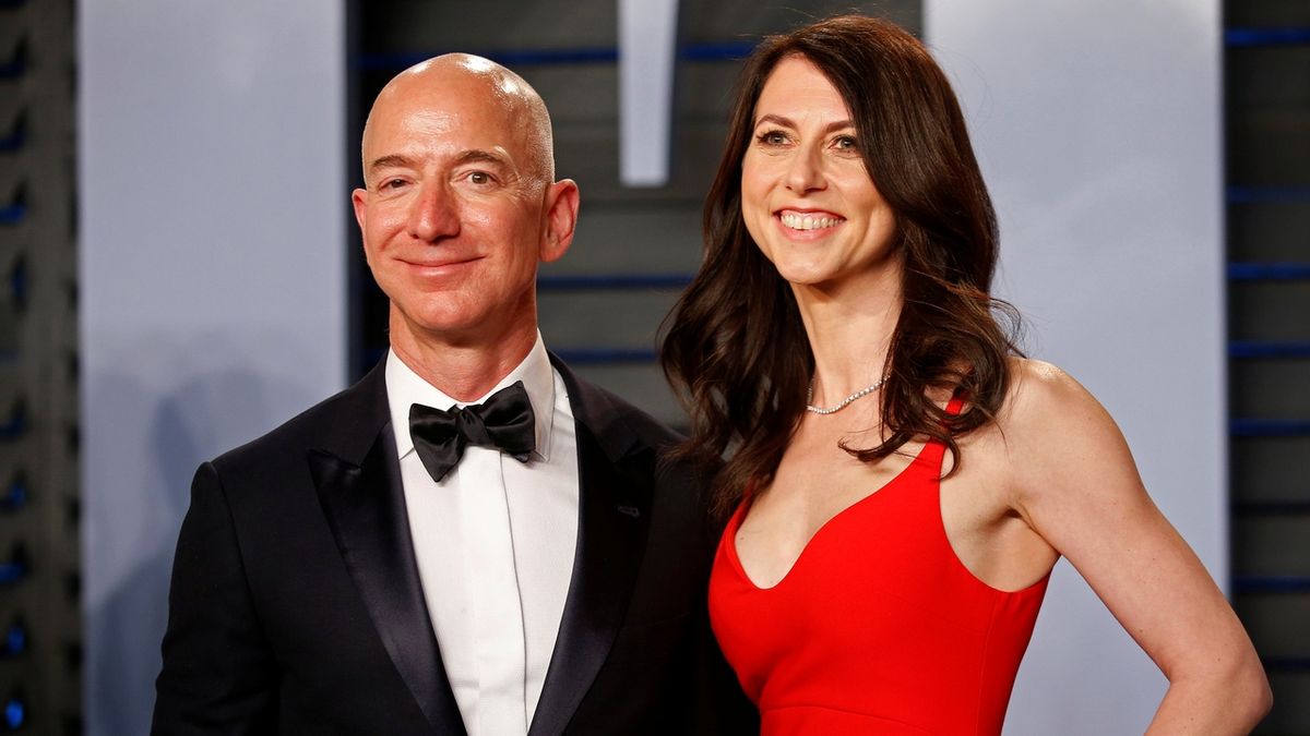 Jeff Bezos a jeho manželka MacKenzie Bezosová, se kterou se rozvádí.