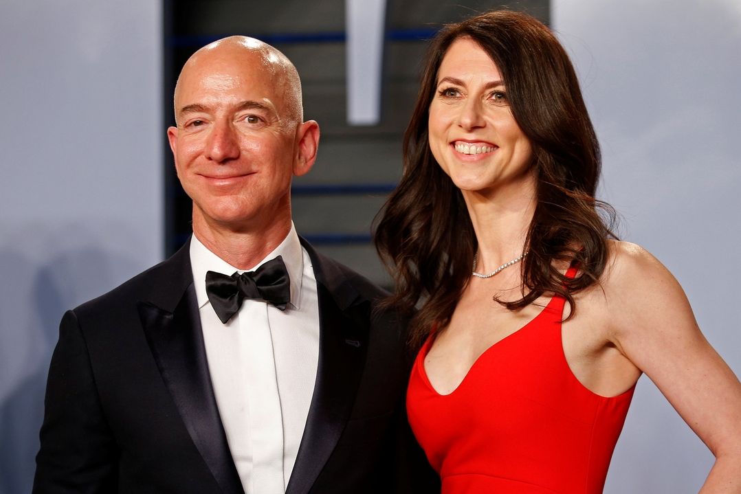 Jeff Bezos a jeho manželka MacKenzie Bezosová, se kterou se rozvádí.