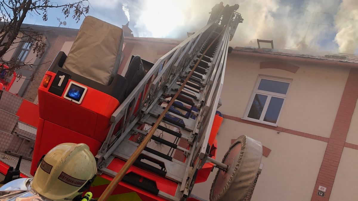 Požár v Ostravě zaměstnal hasiče celý půlden. 
