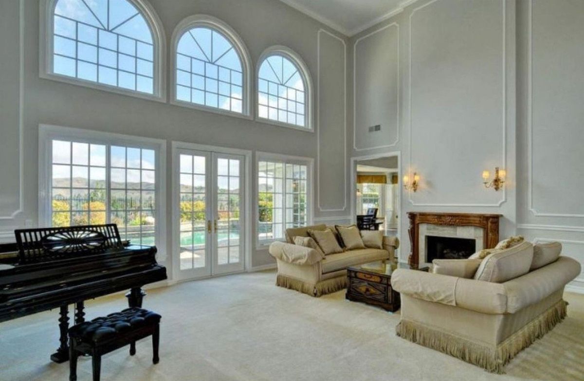 Srdcem domova je rozlehlý obývací pokoj v přízemí s vysokým stropem a spoustou obrovských oken.