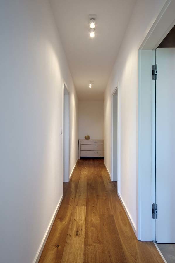Dřevěná podlaha nahradila laminátovou a její medový tón dodává interiéru hřejivý tón.