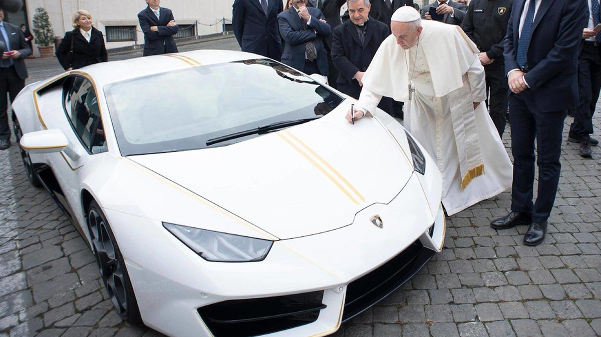Papež podepisuje Lamborghini Huracan