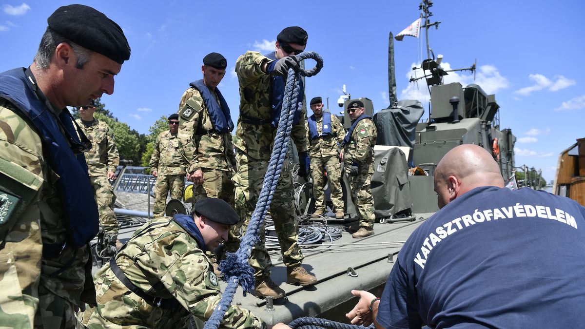 Záchranáři a vojáci v akci na Dunaji