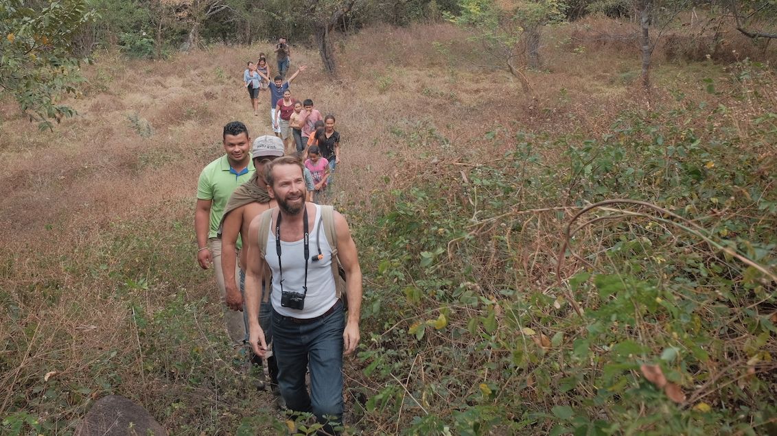 Výprava k pramenu vody v pralese v Nikaragui