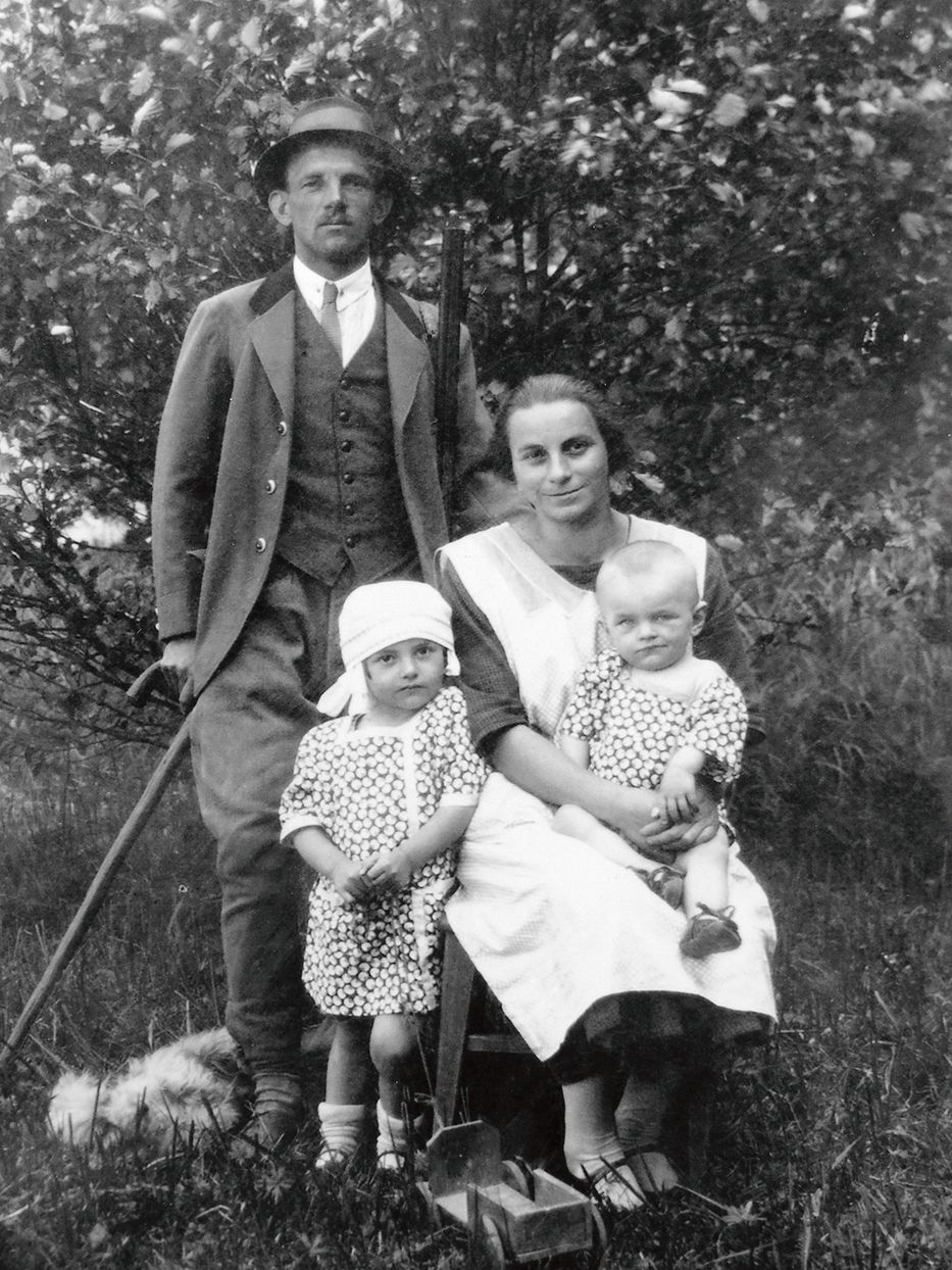 Rodina hajného Dolečka v lepších časech: táta Čeněk, maminka Marie, dcera Hanka a syn Oldřich.