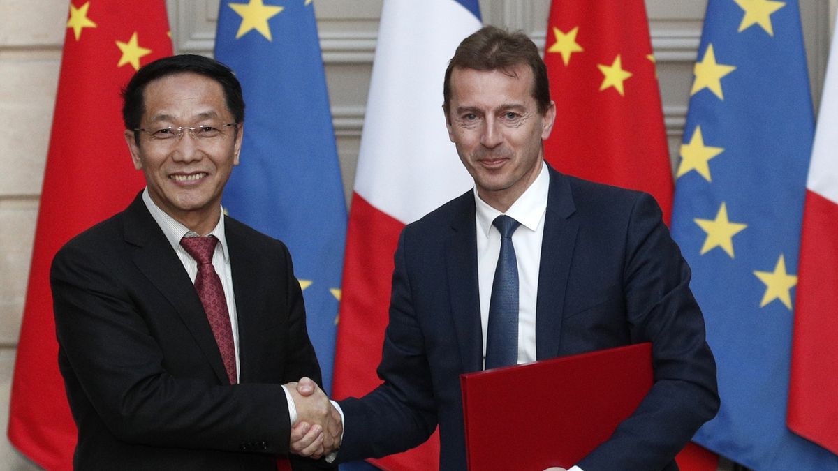 Ředitel divize Airbusu pro dopravní letadla Guillaume Faury (vpravo) po podpisu smlouvy s Číňany o dodávce airbusů. 