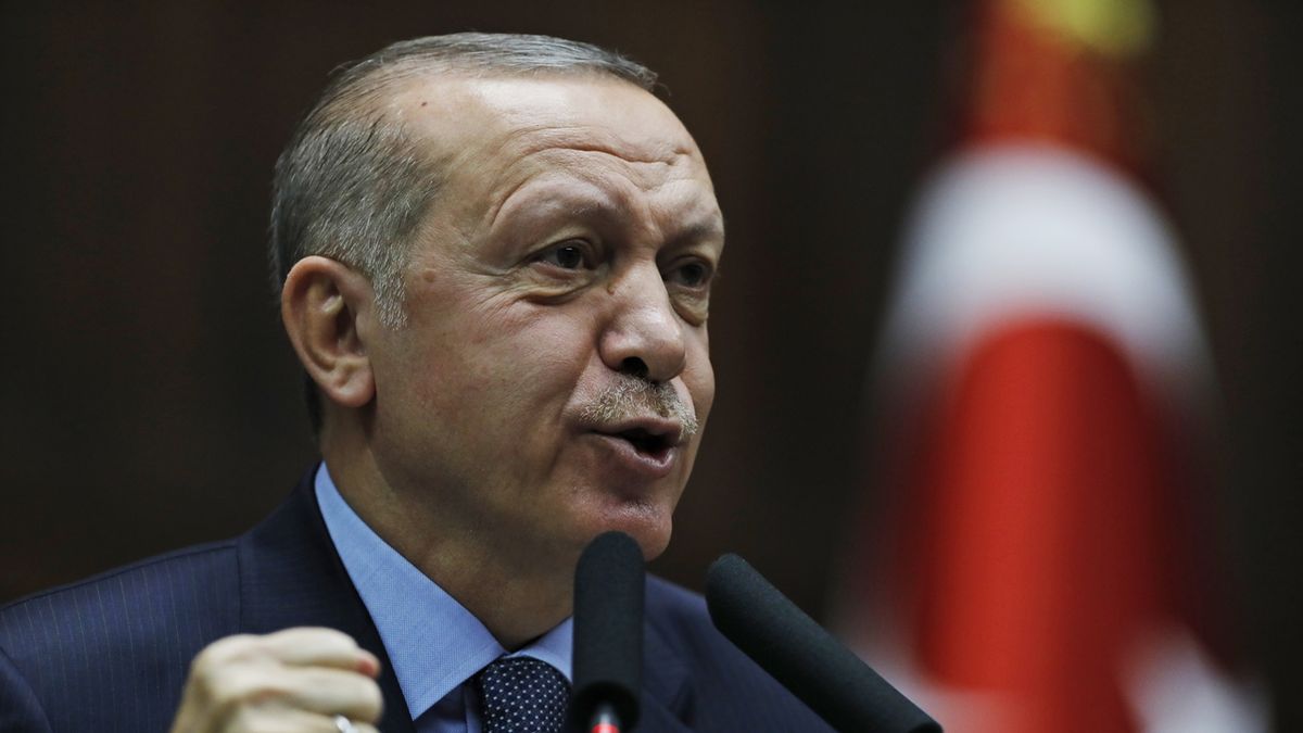 Turecký prezident Recep Tayyip Erdogan při projevu k poslancům 