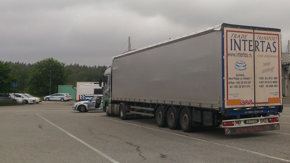 Řidič srbského kamionu neměl o přítomnosti migrantů ani tušení, podezření pojal na dálnici D1