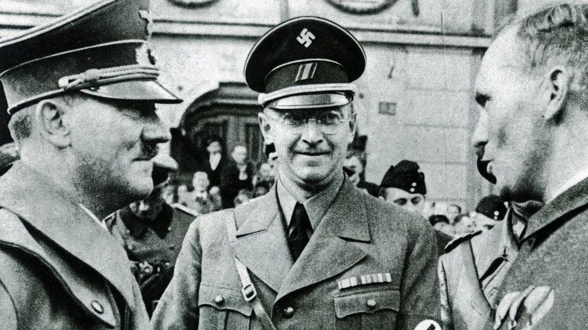 Konrad Henlein (uprostřed) s Adolfem Hitlerem