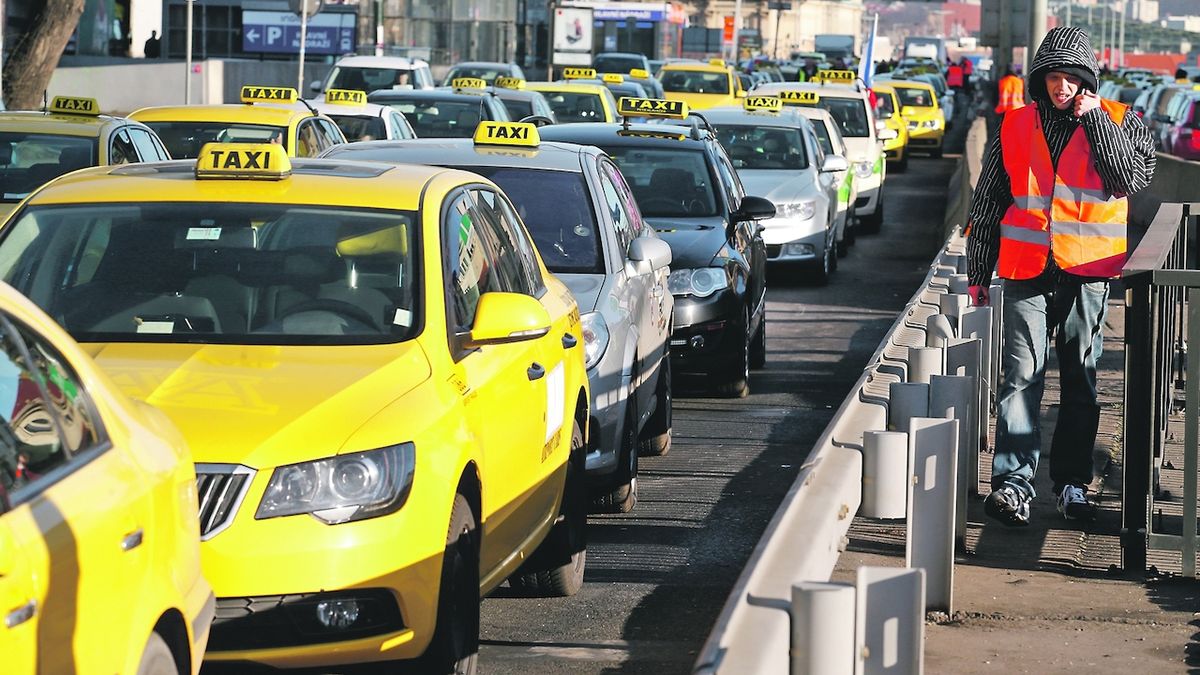 V únoru 2016 taxikáři zablokovali pražskou magistrálu na protest proti alternativním přepravcům.