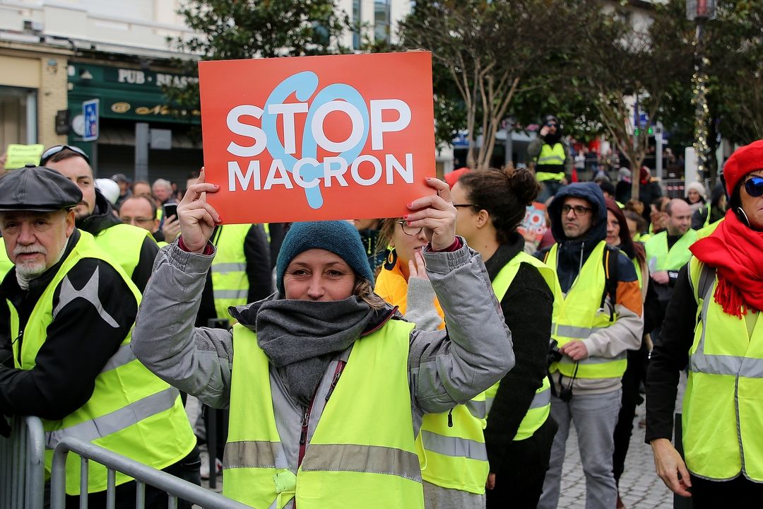 Demonstranti protestují proti návštěvě ministra zahraničí Jeana-Yvese Le Driana v Biarritzu na jihozápadě Francie.