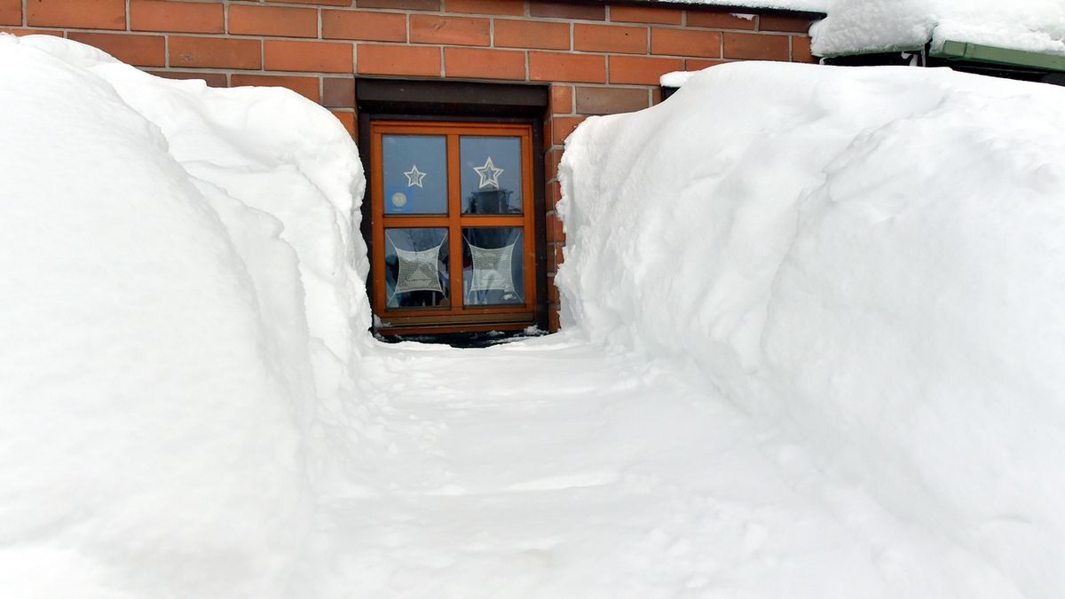 S velkým přívalem sněhu se v těchto dnech potýká Boží Dar na Karlovarsku.