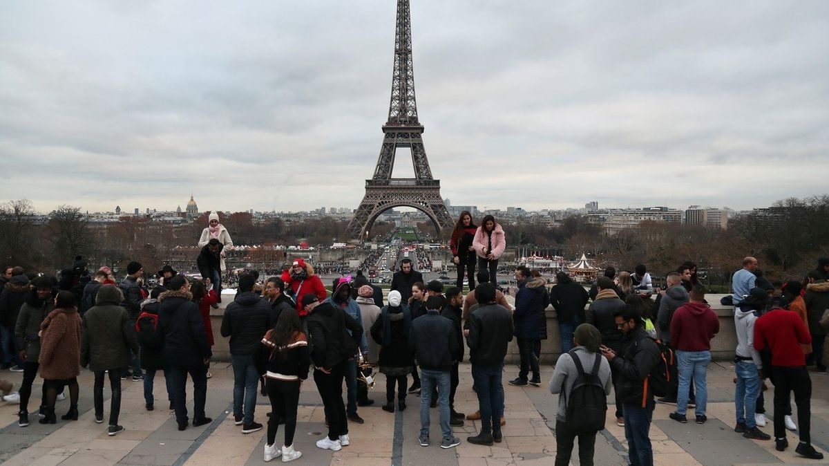 Turisté se fotí s Eiffelovou věží