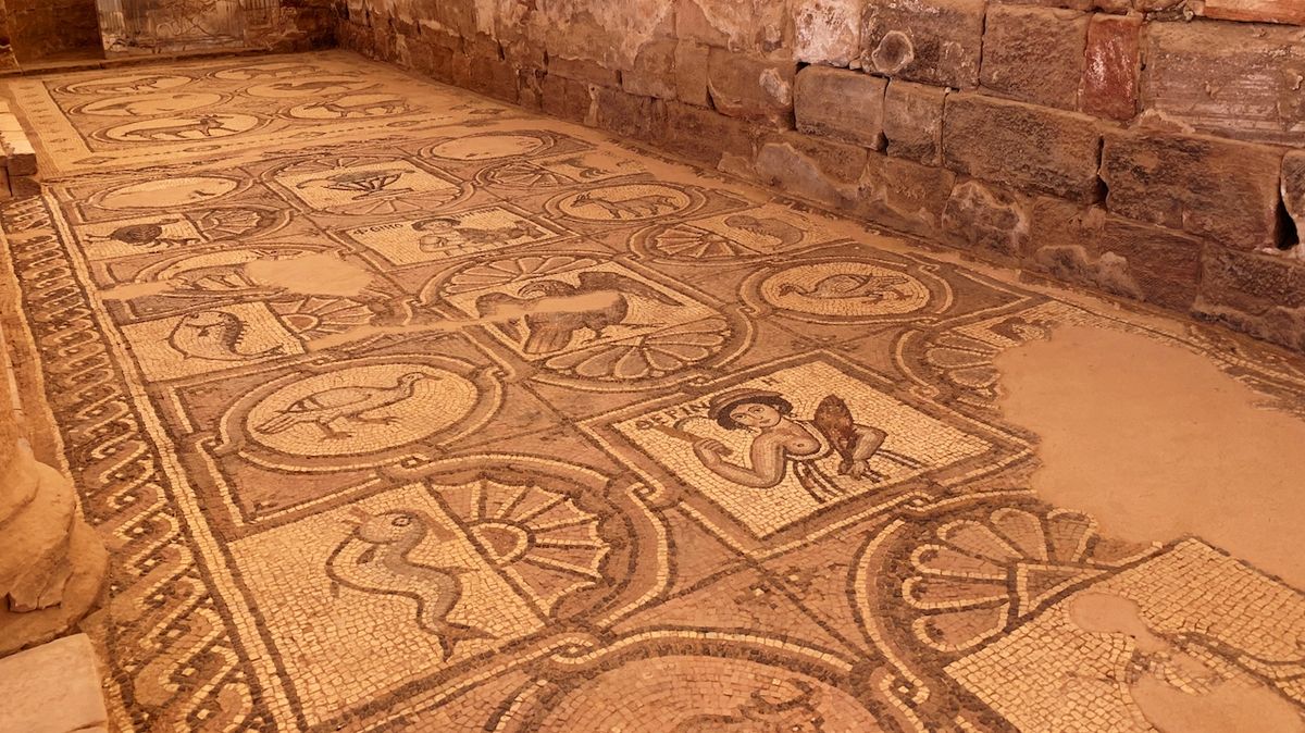 Podlahové fresky v byzantském chrámu v Petře