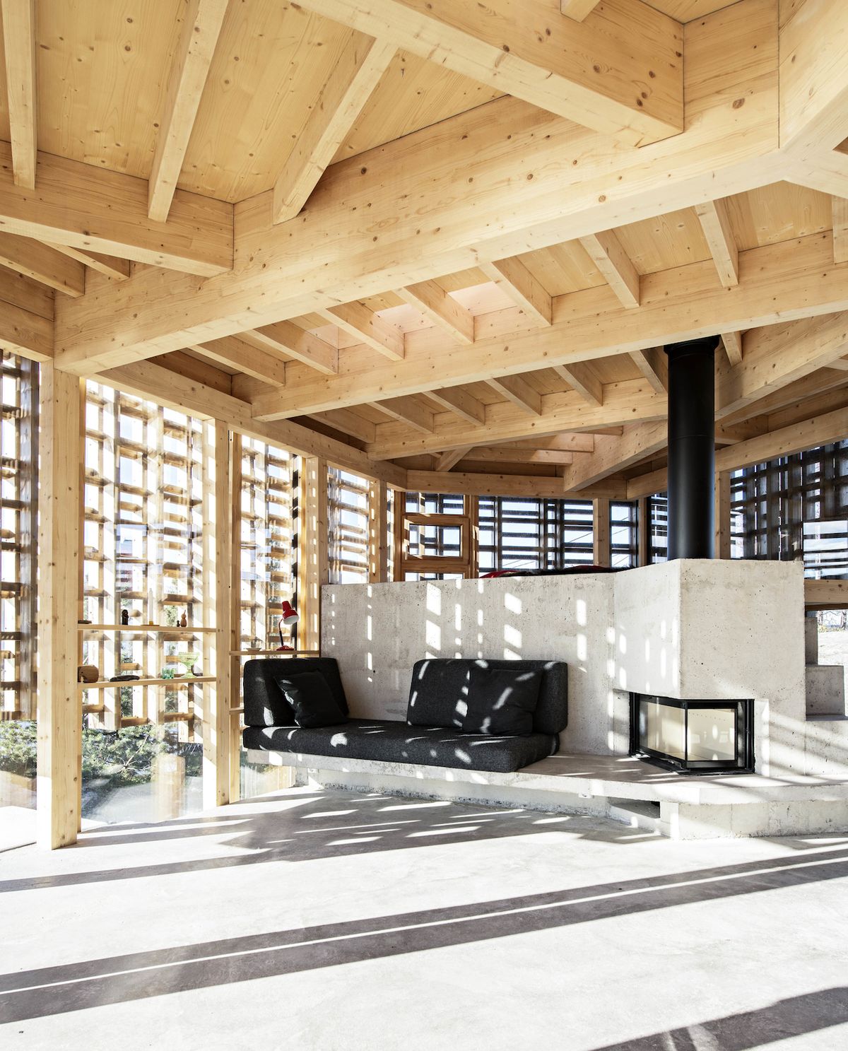 V domě se potkává trojice materiálů - beton, dřevo a sklo.