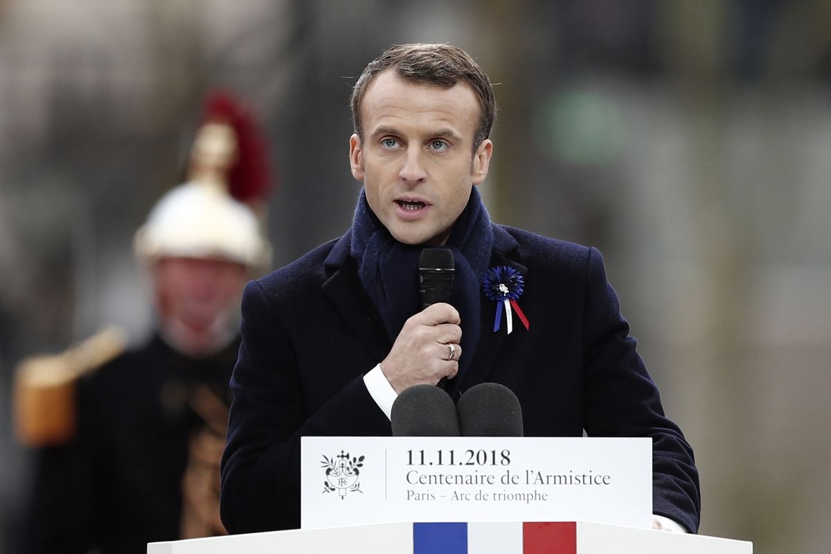 Francouzský prezident během projevu u Vítězného oblouku.