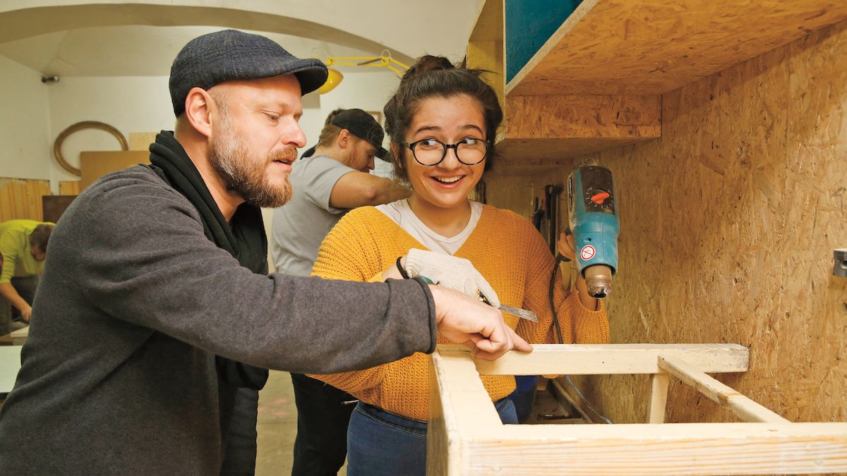 Vysokoškolský pedagog a truhlář v jedné osobě Denis Ciporanov učí v renovačním kurzu, jak si poradit s úpravou povrchů starého nábytku.