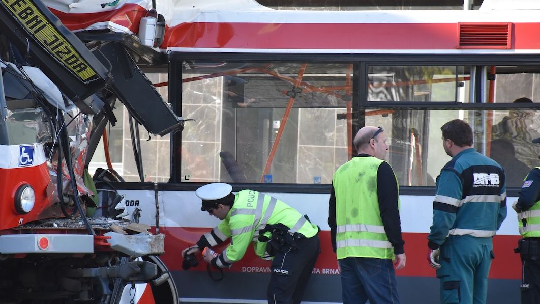Srážka trolejbusu a tramvaje v Brně
