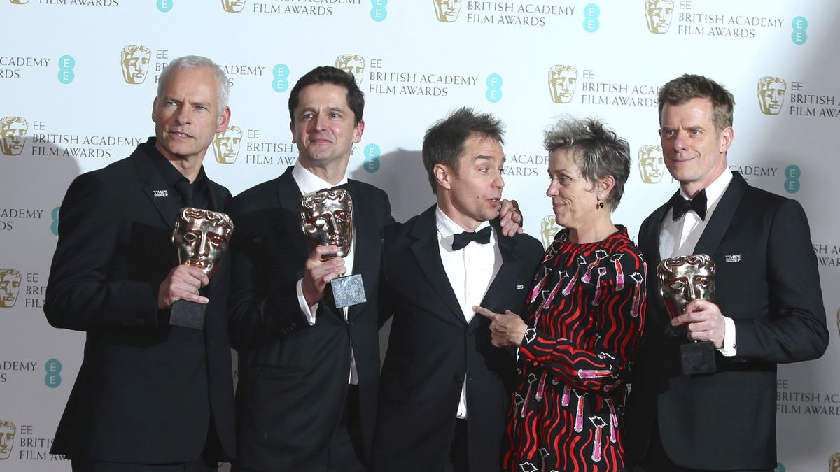 Režisér vítězného snímku Tři billboardy kousek za Ebbingem Martin McDonagh (vlevo), producent Peter Czernin, herci Sam Rockwell a Frances McDormandová a producent Graham Broadbent pózují s cenou BAFTA za nejlepší film.