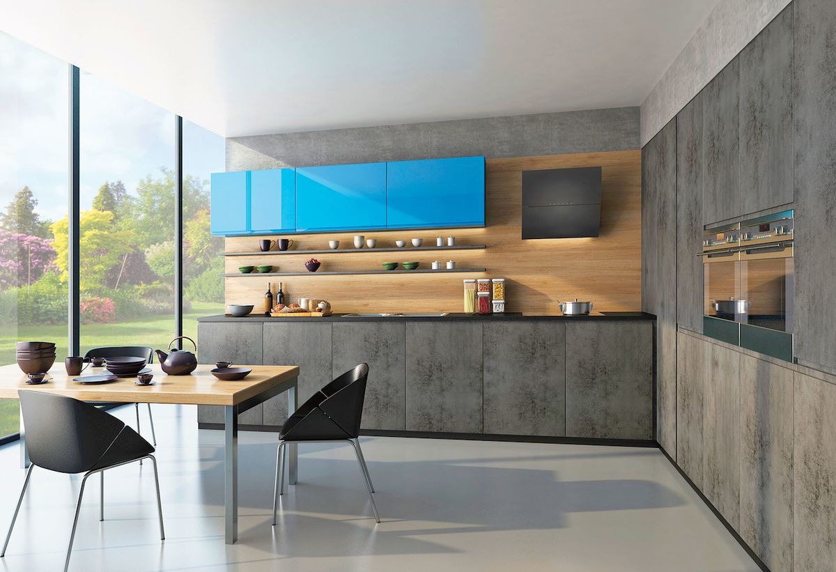 Prvky, které opticky vztahují jídelní stůl ke kuchyni: dřevěná deska stolu a zadní stěna kuchyňské linky; barva židlí a dolních dvířek i boční stěny; kovové nohy stolu, židlí a vestavné spotřebiče.
