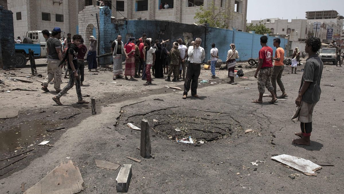 Místo jednoho z útoků na vojenskou přehlídku v Adenu, při nichž zahynulo padesát lidí. 