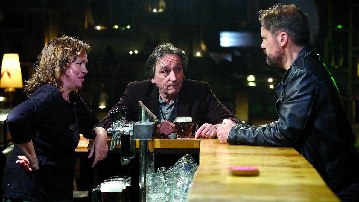 Jako barmanka v seriálu Polda má pravidelné návštěvníky, hrají je Ondřej Pavelka a David Matásek