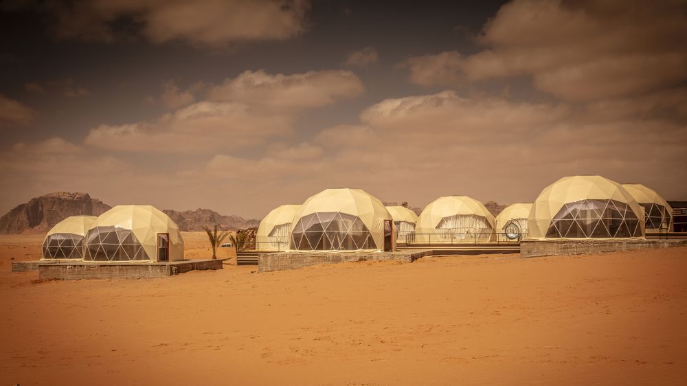 Pobyt skoro jako na Marsu si turisté mohou užít i na jordánské poušti ve vádí Rum. Ilustrační foto.