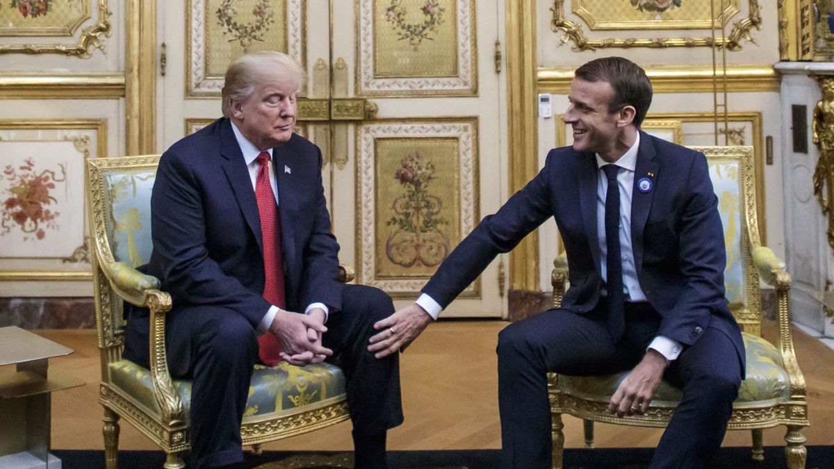 Jednání Donalda Trumpa (vlevo) s Emmanuelem Macronem v Elysejském paláci. 