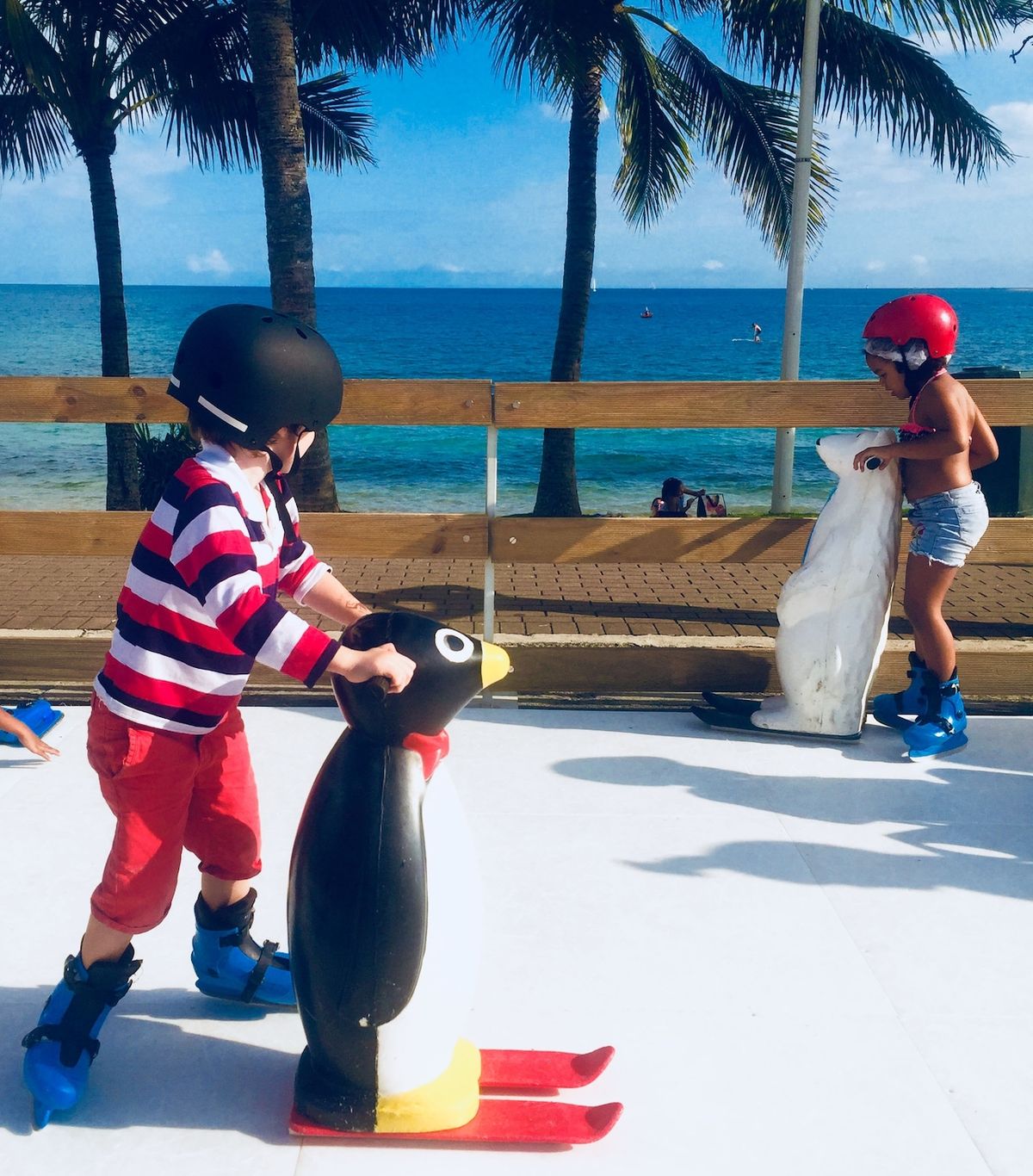 Nová Kaledonie je rájem turistů – nekonečné pláže a trvale teplé počasí jsou ideální i pro děti (vlevo syn Louis).